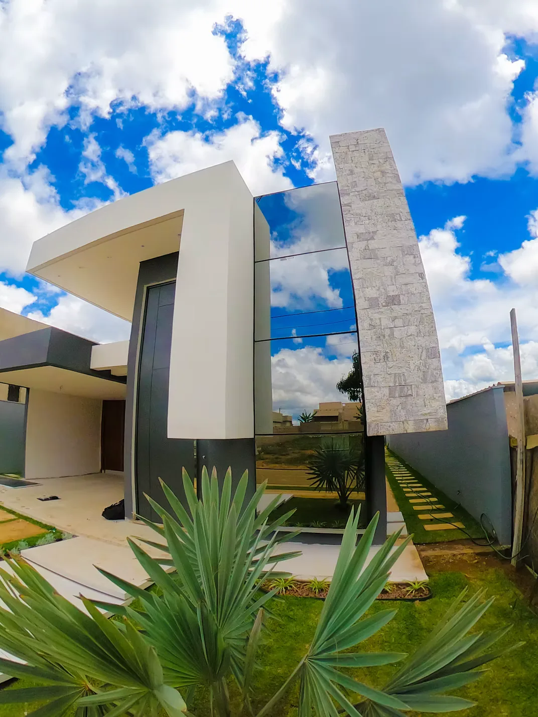 Pele de vidro em fachada residencial contemporânea